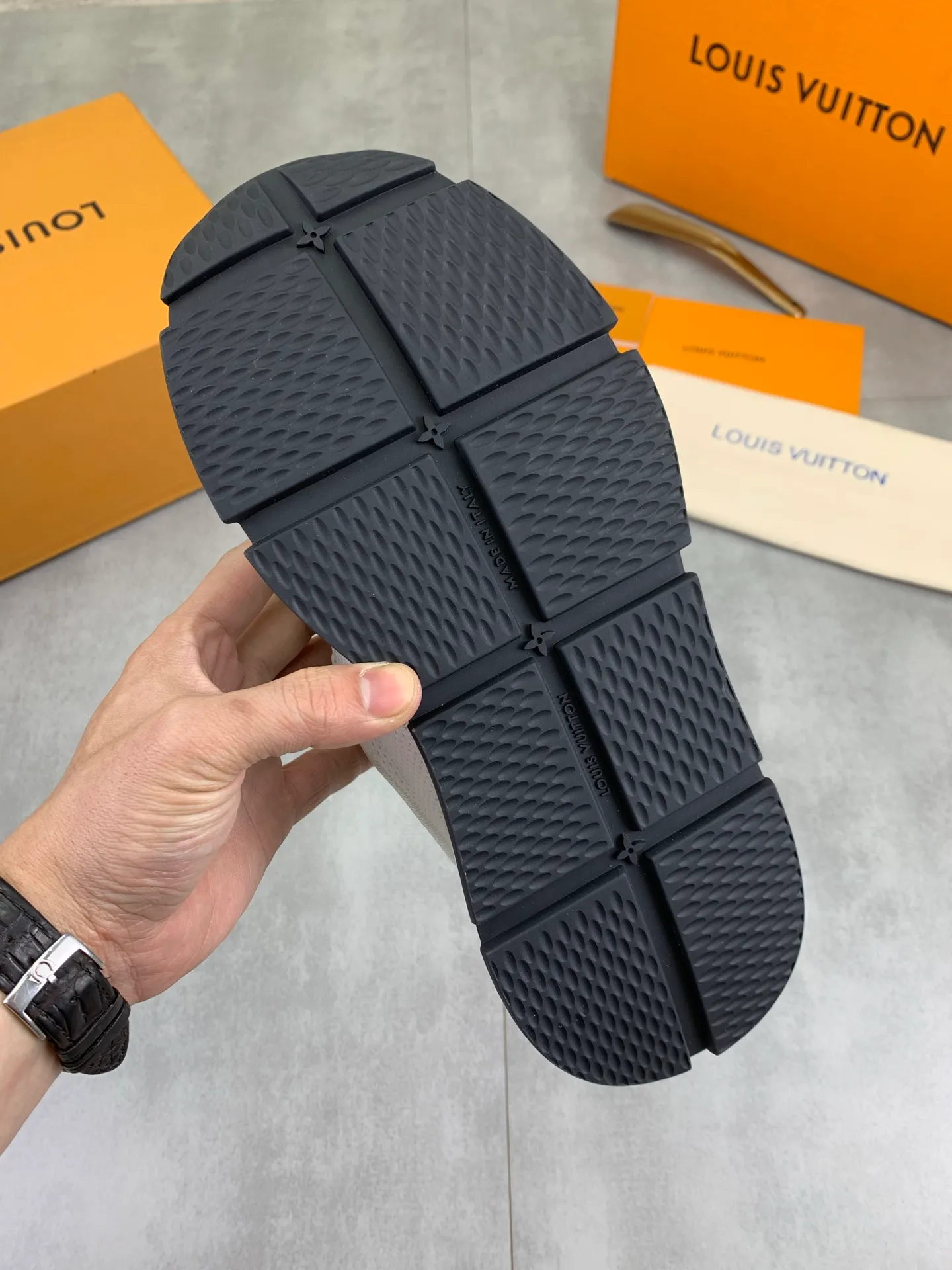 Factory price P700 💶 Top version [LOUIS VUITTON] Couple 🧑‍🤝‍🧑 Craftsman style Counter series (original order) New style 🍀LV Louis Vuitton - top version LV classic high-top trendy shoes! Made of imported original craft calfskin, original breathable lining, and original wear-resistant, lightweight, high-end TPU outsole! High quality products! 4️⃣ colors available, size: female 35-39, male 39-44 (female 40, male 45 46 customized)